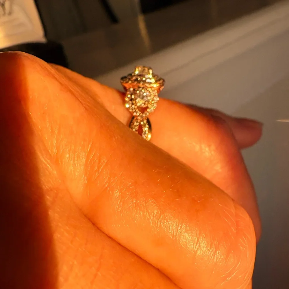 Stunning Diamond Rose Gold engagement Ring - Picture 8 of 9